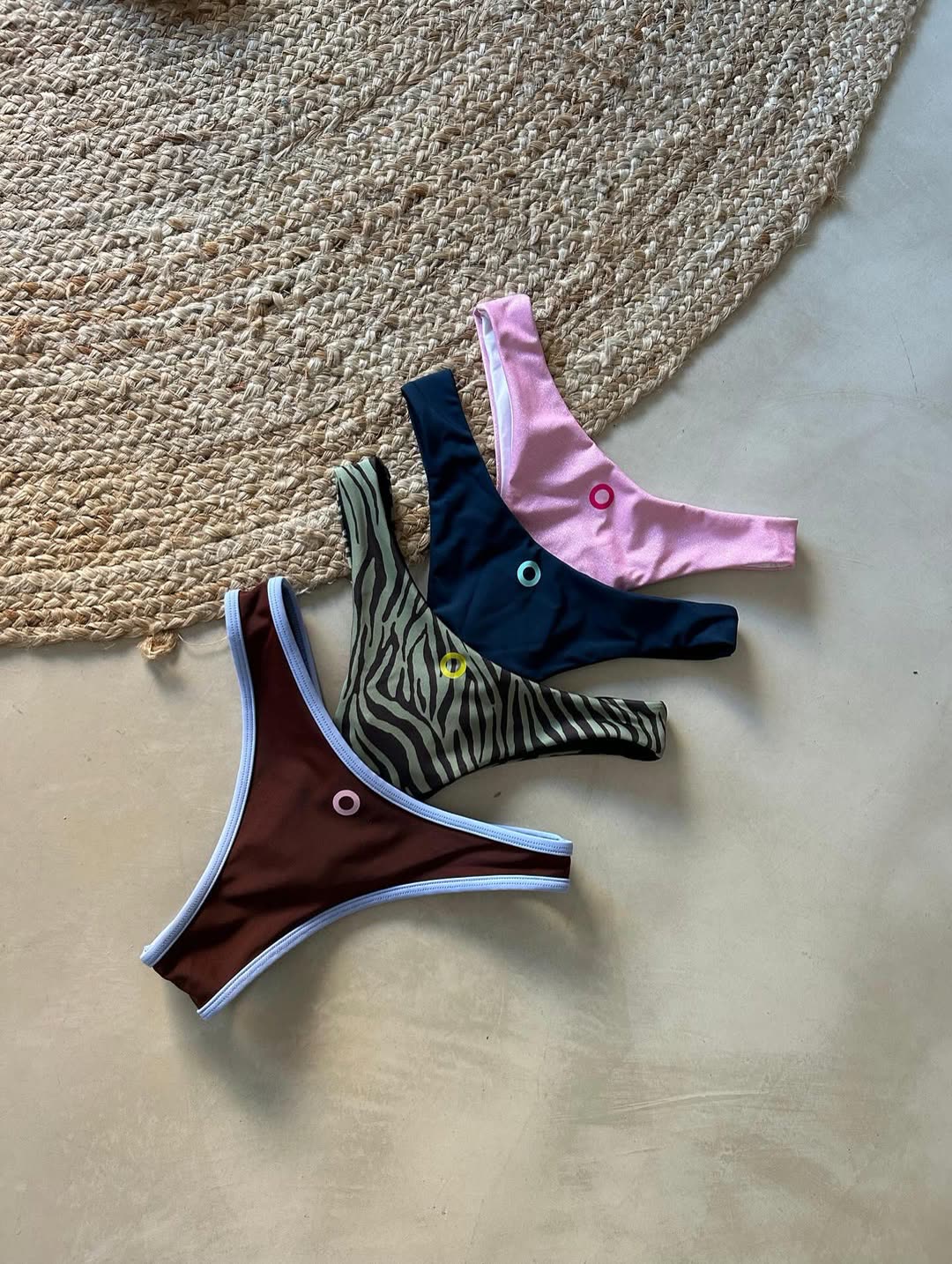 Bikinis en tonos tierra